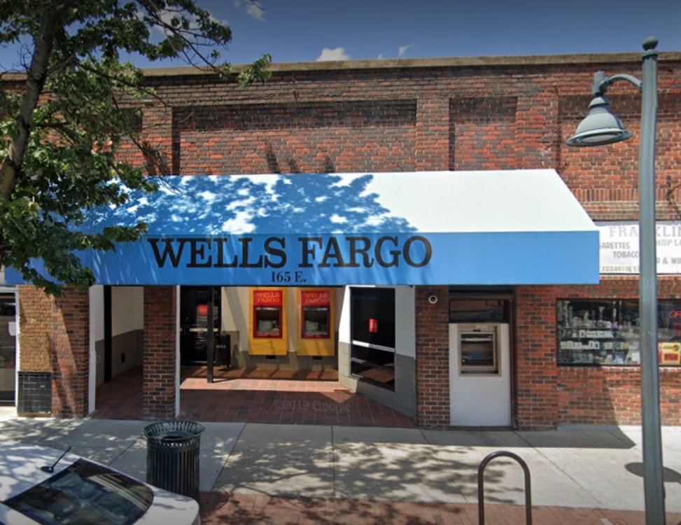 The front of a Wells Fargo bank